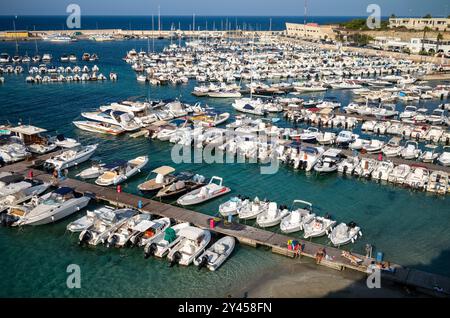 Voiliers et autres bateaux de plaisance amarrés à des jetées dans le port d'Otrante à Otrante, Pouilles, Italie. Banque D'Images