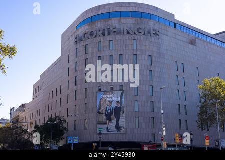 Barcelone, Espagne - 15 septembre 2024 : El Corte Inglés sur la Plaça Catalunya avec de grandes publicités pour la rentrée scolaire, capturant l'atmosphère animée de t Banque D'Images