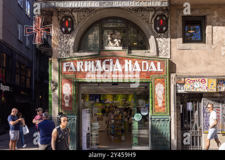 Barcelone, Espagne - 15 septembre 2024 : une façade inspirée par Gaudi met en valeur la Farmacia Nadal sur la Rambla, ajoutant charme et élégance architecturale à la Farmacia Nadal Banque D'Images