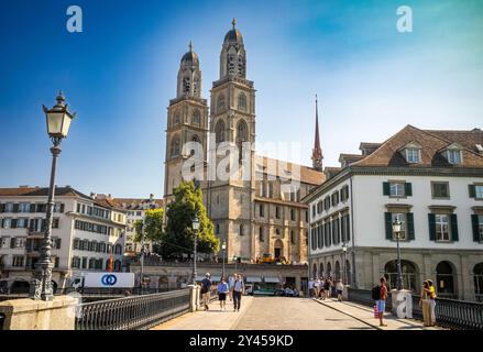 L'emblématique Grossmunster, l'église protestante romane, avec ses tours jumelles au cœur de la vieille ville de Zurich, en Suisse. Vu de Munster Banque D'Images