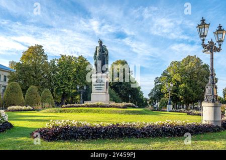 Parc Carl Johans avec la statue du roi Karl XIV Johan lors d'une soirée ensoleillée de septembre à Norrköping, Suède 2024. Banque D'Images