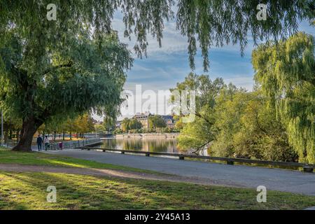 Vue de la rue Hamngatan à travers le ruisseau Motala vers Norrköping Waterfront Saltängen lors d'une soirée de septembre à Norrköping, Suède 2024 Banque D'Images