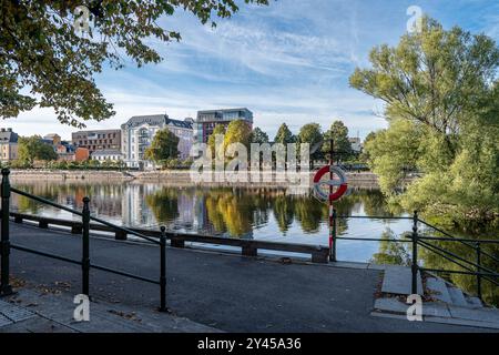 Vue de la rue Hamngatan à travers le ruisseau Motala vers Norrköping Waterfront Saltängen lors d'une soirée de septembre à Norrköping, Suède 2024 Banque D'Images