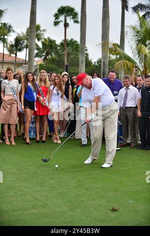 Doral, États-Unis. 12 janvier 2015. DORAL, FL - 12 JANVIER : Donald J. Trump assiste à l'ouverture du parcours de golf Red Tiger au Trump National Doral le 12 janvier 2015 à Doral, en Floride. Les autorités ont déclaré dimanche 15 septembre 2024 que les services secrets ont arrêté Ryan Wesley Routh, homme armé de 58 ans, qui voulait assassiner l'ancien président à l'aide d'un fusil d'assaut au Trump National Golf course à West Palm Beach, en Floride. (Photo de JL/Sipa USA) crédit : Sipa USA/Alamy Live News Banque D'Images