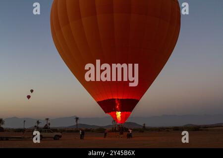 Au milieu de l'anticipation de l'aventure, une montgolfière se tient prête à décoller alors que les flammes prennent vie Banque D'Images