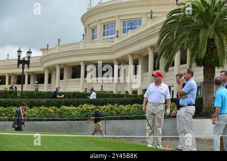 Doral, États-Unis. 12 janvier 2015. DORAL, FL - 12 JANVIER : Donald J. Trump assiste à l'ouverture du parcours de golf Red Tiger au Trump National Doral le 12 janvier 2015 à Doral, en Floride. Les autorités ont déclaré dimanche 15 septembre 2024 que les services secrets ont arrêté Ryan Wesley Routh, homme armé de 58 ans, qui voulait assassiner l'ancien président à l'aide d'un fusil d'assaut au Trump National Golf course à West Palm Beach, en Floride. (Photo de JL/Sipa USA) crédit : Sipa USA/Alamy Live News Banque D'Images