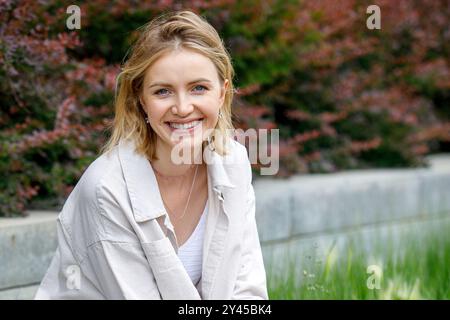 Portrait d'une belle femme blonde d'âge moyen dans le parc Banque D'Images