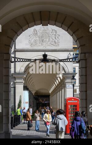 Londres, Royaume-Uni. Royal Opera House Arcade à Covent Garden. Armoiries royales Banque D'Images