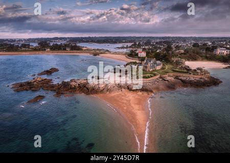 Vue aérienne du paysage côtier et village balnéaire le long de la Côte de granit Rose, Bretagne, France Banque D'Images