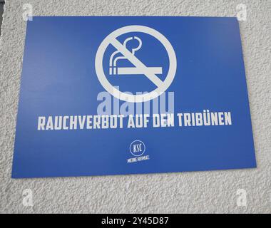 Karlsruhe, Deutschland. 13 septembre 2024. firo : 13.09.2024, football, football, 2. ligue, 2. Bundesliga, saison 2024/2025, 5. Matchday, Karlsruher SC - FC Schalke 04 2:0, Karlsruher SC, KSC, Karlsruhe, déposant, général, fonctionnalité, BBBank Wildparkstadion, aperçu, interdiction de fumer, fumer, interdire, signer, crédit : dpa/Alamy Live News Banque D'Images