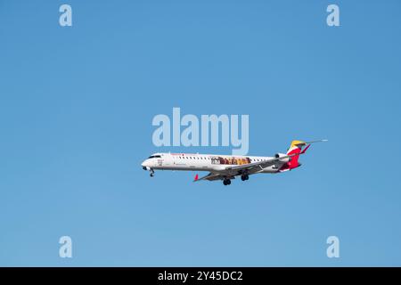 Marignane, France. 5 sept 2024. Vue latérale de l'avion RÉGIONAL IBERIA exploité par AIR NOSTRUM atterrissant à l'aéroport Marseille Provence, Mitsubishi CRJ-1000 Banque D'Images