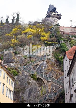 Les escaliers Schlossberg à Graz, Autriche reliant la ville à l'horloge de la ville et le parc, d'environ 260 marches, construits pendant la première Guerre mondiale, par les Pow's. Banque D'Images