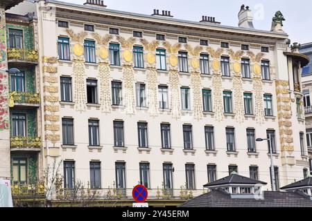 La maison du médaillon, immeuble d'appartements de Vienne, architecte Otto Wagner, construit 1889-90, dans le style sécessionniste, avec une décoration en stuc doré Banque D'Images