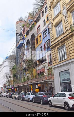 Le Hundertwasserhaus, Vienne, un immeuble municipal de 50 appartements, éclectique, bizarre même, conçu pour être convivial, des textures et des couleurs dramatiques Banque D'Images