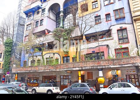 Le Hundertwasserhaus, Vienne, un immeuble municipal de 50 appartements, éclectique, bizarre même, conçu pour être convivial, des textures et des couleurs dramatiques Banque D'Images