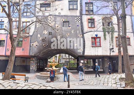 Le Hundertwasserhaus, Vienne, un immeuble municipal de 50 appartements, éclectique, bizarre même, conçu pour être convivial, des textures et des couleurs dramatiques Banque D'Images