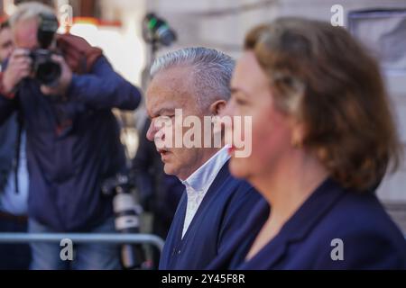 Londres, Royaume-Uni. 16 septembre 2024 . : Huw Edwards, ancien diffuseur de la BBC, quitte le tribunal de première instance de Westminster après avoir été condamné à six mois de prison avec sursis de deux ans pour avoir accédé à des images indécentes d'enfants crédit : Amer Ghazzal/Alamy Live News Banque D'Images