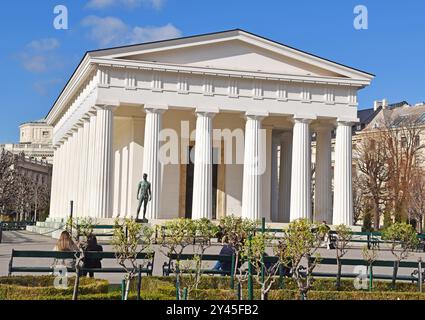 Le Temple de Thésée, un beau bâtiment néo-grec, de l'ordre dorique, périptère, 6 colonnes par 10, construit 1819-23, architecte Peter von Nobile, Banque D'Images