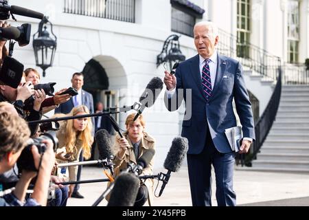 Washington, États-Unis. 16 septembre 2024. Le président AMÉRICAIN Joe Biden s'adresse brièvement aux médias avant de quitter la Maison Blanche pour une excursion d'une journée à Wilmington, puis Philadelphie, à Washington, DC, États-Unis, le 16 septembre 2024. Le président a parlé de la deuxième tentative d’assassinat du candidat républicain à la présidence Donald Trump, se disant heureux que l’ancien président aille bien. Crédit : Abaca Press/Alamy Live News Banque D'Images