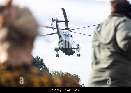 Washington, États-Unis. 16 septembre 2024. Marine One transporte le président américain Joe Biden depuis la Maison Blanche pour une excursion d'une journée à Wilmington, puis Philadelphie, à Washington, DC, États-Unis, le 16 septembre 2024. Avant de partir, le président a brièvement parlé aux médias de la deuxième tentative d’assassinat du candidat républicain à la présidence Donald Trump, se disant heureux que l’ancien président aille bien. Crédit : Sipa USA/Alamy Live News Banque D'Images