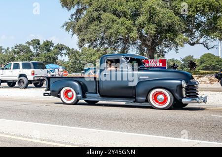 Gulfport, Mississippi - 4 octobre 2023 : vue latérale grand angle d'une camionnette 3100 1949 de Chevrolet lors d'un salon automobile local. Banque D'Images