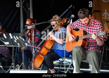 THE GENTLE GOOD, CONCERT, GREEN MAN FESTIVAL 2014 : le chanteur gallois Gareth Bonello dans le rôle de Gentle Good jouant une guitare takamine en live sur la Walled Garden Stage au Green Man Festival 2014 à Glanusk Park, Brecon, pays de Galles, août 2014. Photo : Rob Watkins. INFO : The Gentle Good est le nom de scène de Gareth Bonello (né en 1981), un chanteur-compositeur et musicien folk de Cardiff qui se produit en anglais et gallois. Banque D'Images