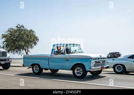 Gulfport, MS - 04 octobre 2023 : vue de coin avant grand angle d'une camionnette Ford F100 1966 lors d'un salon automobile local. Banque D'Images