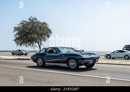 Gulfport, Mississippi - le 4 octobre 2023 : vue d'angle avant grand angle d'une Corvette Stingray coupé 1963 de Chevrolet lors d'un salon automobile local. Banque D'Images