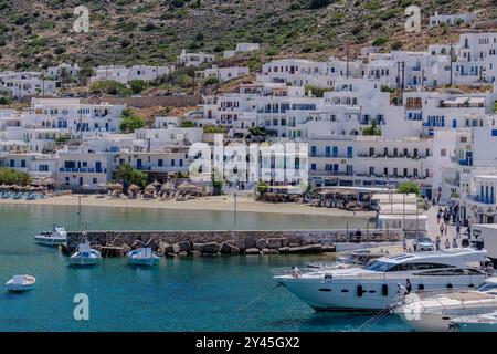 Sifnos, Grèce - 6 mai 2024 : vue de différents yachts et bateaux dans le port pittoresque de Sifnos en Grèce Banque D'Images