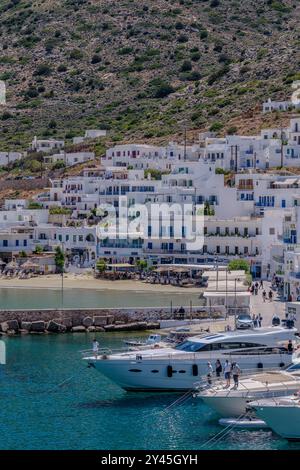 Sifnos, Grèce - 6 mai 2024 : vue de différents yachts et bateaux dans le port pittoresque de Sifnos en Grèce Banque D'Images