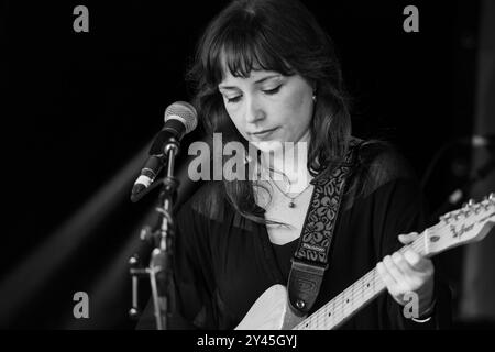 LAURA GROVES, CONCERT, GREEN MAN FESTIVAL 2014 : Laura Groves jouant en direct sur la Walled Garden Stage au Green Man Festival 2014 à Glanusk Park, Brecon, pays de Galles, août 2014. Photo : Rob Watkins. INFO : Laura Groves est une chanteuse-compositrice britannique connue pour son mélange éthérée de pop indie, folk et musique électronique. Avec sa voix délicate et ses paroles introspectives, elle crée un son onirique et atmosphérique qui explore les thèmes de la réflexion personnelle et de la profondeur émotionnelle. Banque D'Images