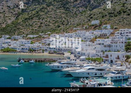 Sifnos, Grèce - 6 mai 2024 : vue de différents yachts et bateaux dans le port pittoresque de Sifnos en Grèce Banque D'Images