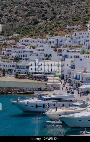 Sifnos, Grèce - 6 mai 2024 : vue de différents yachts et bateaux dans le port pittoresque de Sifnos en Grèce Banque D'Images