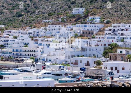 Sifnos, Grèce - 6 mai 2024 : vue de différents yachts et bateaux dans le port pittoresque de Sifnos en Grèce Banque D'Images