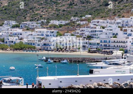 Sifnos, Grèce - 6 mai 2024 : vue de différents yachts et bateaux dans le port pittoresque de Sifnos en Grèce Banque D'Images