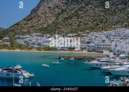 Sifnos, Grèce - 6 mai 2024 : vue de différents yachts et bateaux dans le port pittoresque de Sifnos en Grèce Banque D'Images