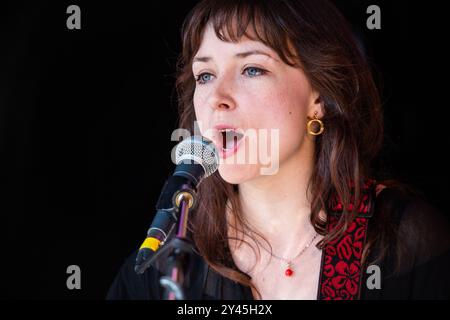 LAURA GROVES, CONCERT, GREEN MAN FESTIVAL 2014 : Laura Groves jouant en direct sur la Walled Garden Stage au Green Man Festival 2014 à Glanusk Park, Brecon, pays de Galles, août 2014. Photo : Rob Watkins. INFO : Laura Groves est une chanteuse-compositrice britannique connue pour son mélange éthérée de pop indie, folk et musique électronique. Avec sa voix délicate et ses paroles introspectives, elle crée un son onirique et atmosphérique qui explore les thèmes de la réflexion personnelle et de la profondeur émotionnelle. Banque D'Images