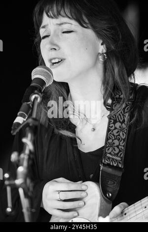 LAURA GROVES, CONCERT, GREEN MAN FESTIVAL 2014 : Laura Groves jouant en direct sur la Walled Garden Stage au Green Man Festival 2014 à Glanusk Park, Brecon, pays de Galles, août 2014. Photo : Rob Watkins. INFO : Laura Groves est une chanteuse-compositrice britannique connue pour son mélange éthérée de pop indie, folk et musique électronique. Avec sa voix délicate et ses paroles introspectives, elle crée un son onirique et atmosphérique qui explore les thèmes de la réflexion personnelle et de la profondeur émotionnelle. Banque D'Images