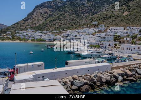 Sifnos, Grèce - 6 mai 2024 : vue de différents yachts et bateaux dans le port pittoresque de Sifnos en Grèce Banque D'Images