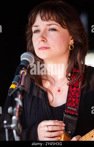 LAURA GROVES, CONCERT, GREEN MAN FESTIVAL 2014 : Laura Groves jouant en direct sur la Walled Garden Stage au Green Man Festival 2014 à Glanusk Park, Brecon, pays de Galles, août 2014. Photo : Rob Watkins. INFO : Laura Groves est une chanteuse-compositrice britannique connue pour son mélange éthérée de pop indie, folk et musique électronique. Avec sa voix délicate et ses paroles introspectives, elle crée un son onirique et atmosphérique qui explore les thèmes de la réflexion personnelle et de la profondeur émotionnelle. Banque D'Images