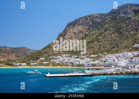 Sifnos, Grèce - 6 mai 2024 : vue de différents yachts et bateaux dans le port pittoresque de Sifnos en Grèce Banque D'Images