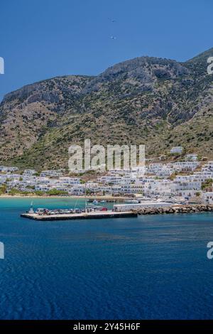 Sifnos, Grèce - 6 mai 2024 : vue de différents yachts et bateaux dans le port pittoresque de Sifnos en Grèce Banque D'Images