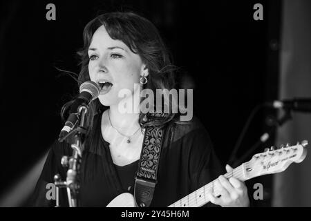 LAURA GROVES, CONCERT, GREEN MAN FESTIVAL 2014 : Laura Groves jouant en direct sur la Walled Garden Stage au Green Man Festival 2014 à Glanusk Park, Brecon, pays de Galles, août 2014. Photo : Rob Watkins. INFO : Laura Groves est une chanteuse-compositrice britannique connue pour son mélange éthérée de pop indie, folk et musique électronique. Avec sa voix délicate et ses paroles introspectives, elle crée un son onirique et atmosphérique qui explore les thèmes de la réflexion personnelle et de la profondeur émotionnelle. Banque D'Images