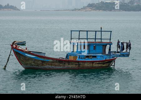 Les bateaux de pêche flottent dans la mer. Bateau de pêche traditionnel vietnamien. Bateaux près de Nha Trang Vietnam. Industrie de la pêche. Photo de voyage, personne Banque D'Images