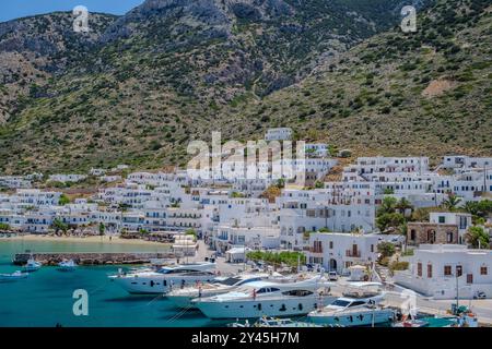 Sifnos, Grèce - 6 mai 2024 : vue de différents yachts et bateaux dans le port pittoresque de Sifnos en Grèce Banque D'Images