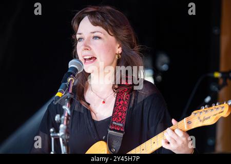 LAURA GROVES, CONCERT, GREEN MAN FESTIVAL 2014 : Laura Groves jouant en direct sur la Walled Garden Stage au Green Man Festival 2014 à Glanusk Park, Brecon, pays de Galles, août 2014. Photo : Rob Watkins. INFO : Laura Groves est une chanteuse-compositrice britannique connue pour son mélange éthérée de pop indie, folk et musique électronique. Avec sa voix délicate et ses paroles introspectives, elle crée un son onirique et atmosphérique qui explore les thèmes de la réflexion personnelle et de la profondeur émotionnelle. Banque D'Images