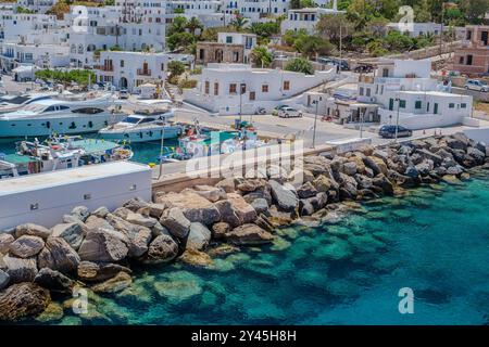 Sifnos, Grèce - 6 mai 2024 : vue de différents yachts et bateaux dans le port pittoresque de Sifnos en Grèce Banque D'Images