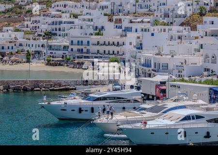 Sifnos, Grèce - 6 mai 2024 : vue de différents yachts et bateaux dans le port pittoresque de Sifnos en Grèce Banque D'Images