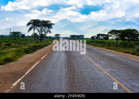 La voie rapide vers Moroto Karamoja Ouganda avec le Mont Moroto en arrière-plan Banque D'Images