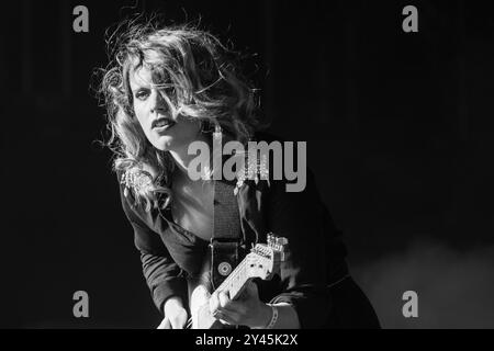 ANNA CALVI, CONCERT, GREEN MAN FESTIVAL 2014 : Anna Calvi jouant une guitare Fender Telecaster en direct sur la scène de montagne au Green Man Festival 2014 à Glanusk Park, Brecon, pays de Galles, août 2014. Photo : Rob Watkins. INFO : Anna Calvi est une chanteuse-compositrice et guitariste britannique connue pour sa voix puissante et son dramatique et atmosphérique. Ses albums acclamés par la critique, tels que Anna Calvi et Hunter, mettent en valeur son mélange de rock, art pop et performances intenses et émotionnelles. Banque D'Images